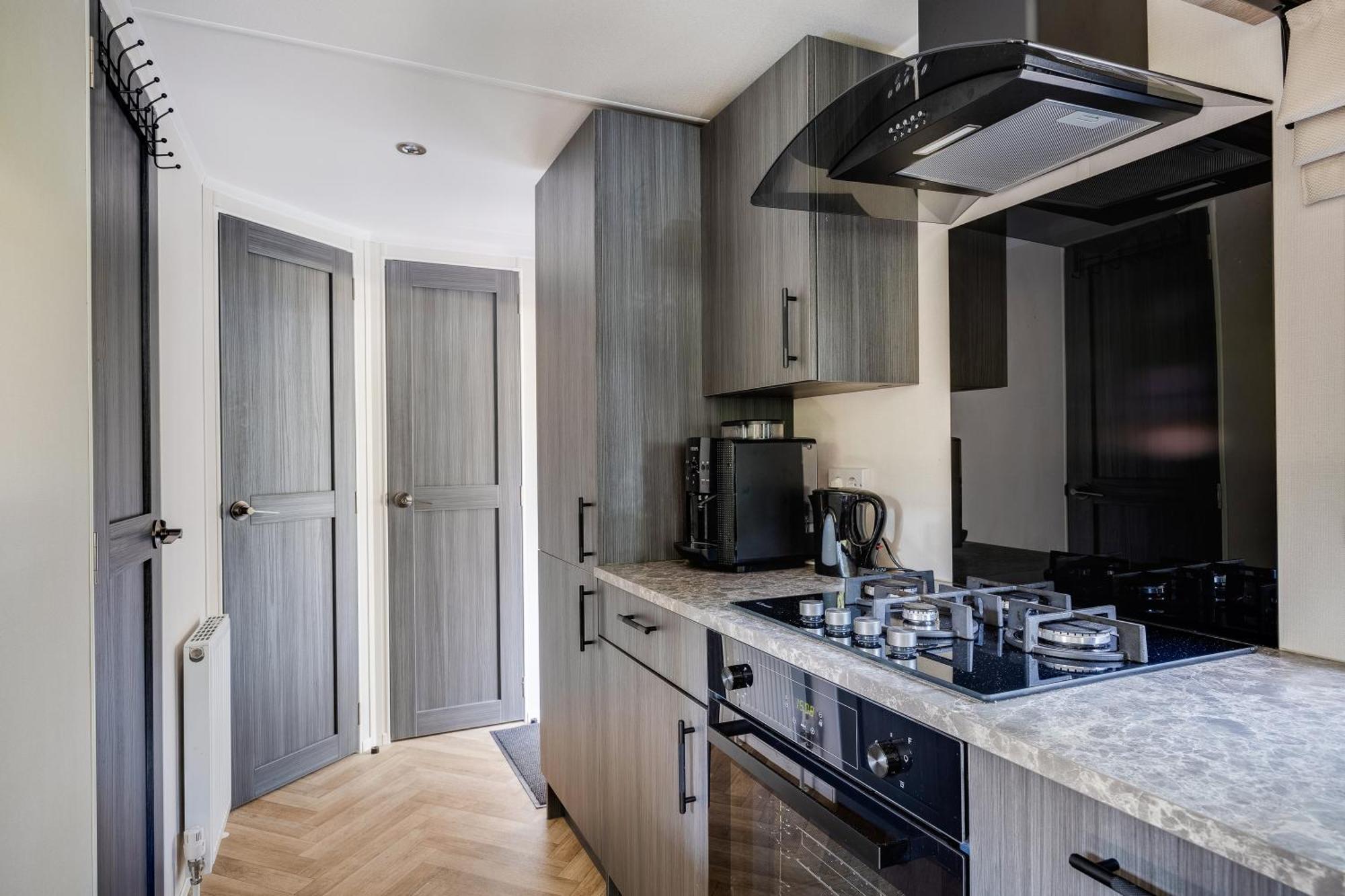 Veluwe Hoenderloo Luxury Chalet With Private Sauna And Hot Tub - Swimming Pool Tennis Court Supermarket Bowling Alley Theatre And Entertainment For Children מראה חיצוני תמונה